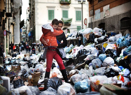 ulice Neapolu podczas strajku śmieciarzy