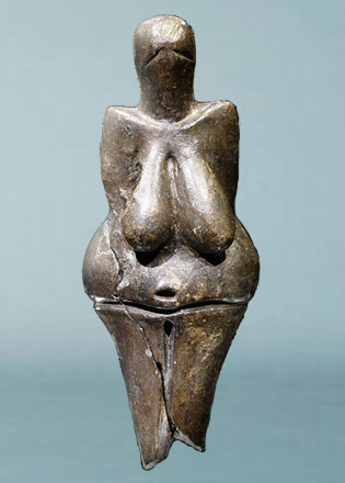 gliniana figurka kobiety